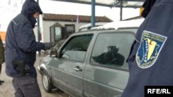 Granična policija na prijelazu Sremska Rača između BiH i Srbije, Foto: Vesna Anđić