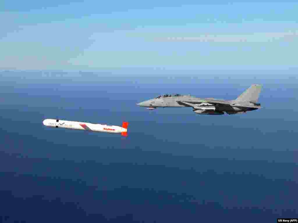 A Tomahawk cruising alongside a US Navy F-14 above southern California in 2002.Kyiv has repeatedly called for access to long-range US missiles. In 2024, Ukrainian President Volodymyr Zelenskyy hinted that Kyiv had requested Tomahawks. A White House official at the time reportedly called the request “totally unfeasible.”