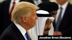 Дональд Трамп (л) і Салман бін Аблалазіз ас-Сауд (п), фото 20 травня 2017 року, під час візиту президента США до Ер-Ріяда