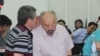 Актер Тунгышбай Жаманкулов (справа) вместе с одним из своих адвокатов. Алматы, 24 мая 2017 года.