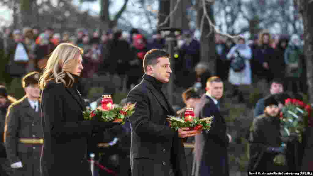 Президент України Володимир Зеленський із дружиною Оленою ставляють лампадки до&nbsp;​скульптури &laquo;Гірка пам&#39;ять дитинства&raquo;.