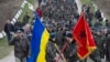 Українські вояки із прапорами і виконанням державного Гімну України на підході до російських військових, які відкрили попереджувальний вогонь. Крим, Бельбек, 4 березня 2014 року