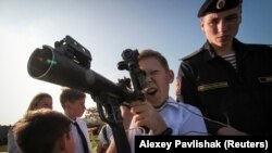 Особливістю освіти на окупованих територіях є мілітаризація. На фото: під час процедури присяги новобранців російського патріотичного об’єднання «Юнармія», Севастополь, 28 жовтня 2019 року