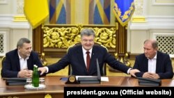 Президент України Петро Порошенко та заступники голови Меджлісу кримськотатарського народу Ахтем Чийгоз (л) та Ільмі Умеров (п). Київ, 27 жовтня 2017 року