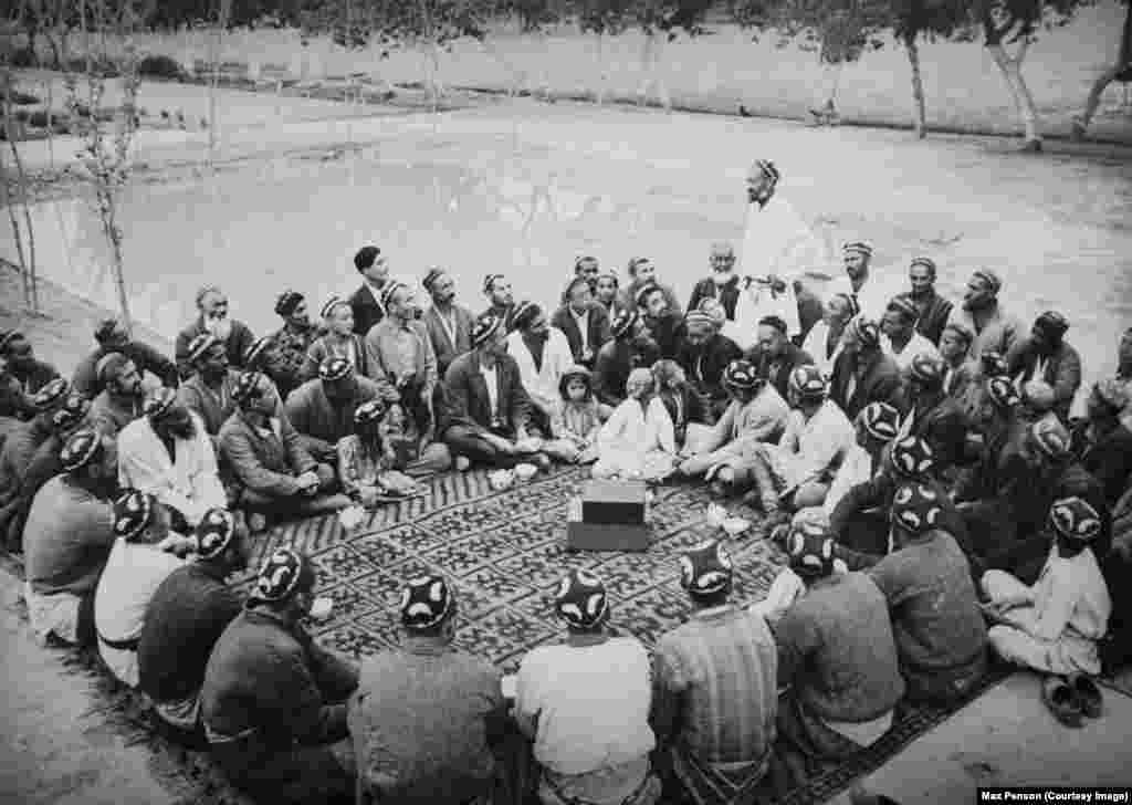 د ازبکستاني سړیو یوه غونډه چې د شلمې پېړۍ په پیل کې د مکس پنسون لخوا انځور شوې ده. د پنسون لمسی، ماکسیم، په ۲۰۱۸ کال کې د ازادۍ اروپا راډیو/ازادي راډیو سره په یوه مرکه کې منځنۍ اسیا ته د خپل نیکه د راتګ څرنګوالي په اړه ، چې تر یوې پېړۍ زیات وخت یې تېر شوی، خبرې وکړې. هغه وویل: «بېلابېل بویونه، بېلابېل رنګونه، بېلابېل خلک ، هر څه بېخي بېلابېل وو.»