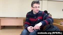 Алесь Лагвінец у судзе Маскоўскага раёну. Архіўнае фота ад 27 сакавіка 2017 году. Перад судамі на затрыманымі на Дзень Волі