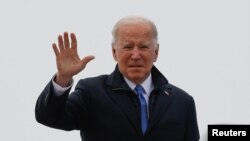Joe Biden felszáll az elnöki különgépre az Andrews légibázison Marylandben 2021. december 8-án