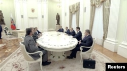 Presidenti rus, Vladimir Putin, takohet në Moskë me ministrin e Jashtëm të Iranit, Abbas Araqchi.