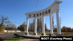 Раніше голова ОВА Олександр Прокудін повідомив, що внаслідок російського удару вранці 22 травня в Херсоні загинула 85-річна жінка