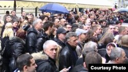 Emigranți moldoveni aşteptând să voteze la Roma în noiembrie 2010