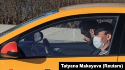 Таксинин айдоочусу жана кардары. Москва. 26-март, 2020-жыл. Иллюстрациялык сүрөт.
