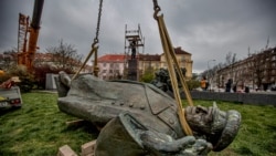Прагадагы Маршал Коневдин эстелигин алып жатышканда тартылган сүрөт. 3-апрель, 2020-жыл.