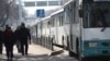 Припаркованные вдоль дороги автобусы. Иллюстративное фото.