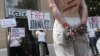 Активисты "Репортеров без границ" протестуют против ареста журналистов в Иране. Франция, 10 июля 2012 года.