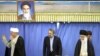آیت‌الله هاشمی رفسنجانی (چپ) و آیت‌الله خامنه‌ای (راست) به همراه علی لاریجانی و محمود احمدی‌نژاد