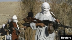 “Talyban” söweşijileri Owganystanyň Nangarhar welaýatynda, 13-nji dekabr 2010-njy ýyl.