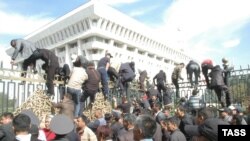 Ак үйдүн алдындагы тополоң, 3-октябрь.