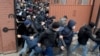 Самоизоляция в толпе: таджикские мигранты в России жалуются на сложности в период карантина