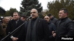 Лидер партии «Наследие» Раффи Ованнисян выступает на площади Свободы, Ереван, 20 февраля 2015 г․