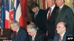 Potpisivanje Dejtonskog sporazuma: Slobodan Milošević, Franjo Tuđman i Alija Izetbegović (donji red),
14. decembar 1995.
