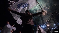 Mbështetësit e PDK-së duke festuar pas zgjedhjeve të 11 qershorit 