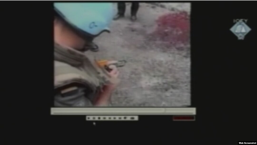 Francuski pripadnik UNPROFOR-a na mjestu eksplozije na Markalama 28.08.1995. godine