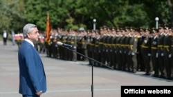 Президент Армении Серж Саргсян выступает на торжественной церемонии по поводу 20-летия основания Военного института имени Вазгена Саргсяна, Ереван, 26 июля 2014 г.