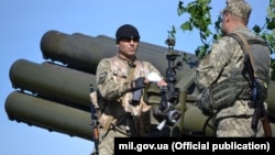 Українські артилеристи біля реактивної системи залпового вогню 9П140 «Ураган». Ілюстративне фото