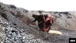 Laborers works at a coal mine in Pakistan (file photo)