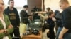 Журналисты казахстанских и международных СМИ подключаются к аппаратуре для записи видео инаугурации президента Казахстана, так как им запрещено снимать самим. Астана, 29 апреля 2015 года. Иллюстративное фото.