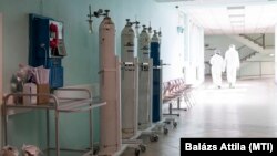 Oxigénpalackok a fehérgyarmati kórház koronavírussal fertőzött betegek fogadására kialakított osztályán 2021. április 2-án.