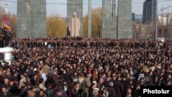 Մյասնիկյանի արձանի շրջակա տարածքը 2008 թվականի մարտի 1-ին: