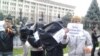Парламенттин алдында өткөн "155" аттуу акциядан бир көрүнүш.