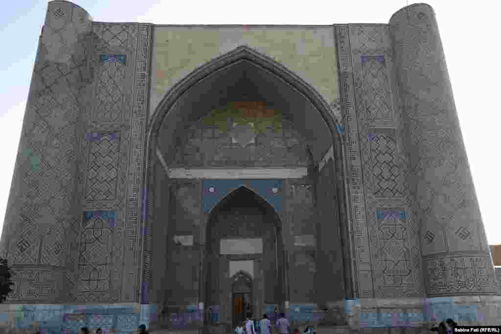 Moscheea Bibi Hanim, construită puțin înaintea morții lui Timur, refăcută în 1970. Localnici spun că e cea mai mare moschee din lume, Samarkand Uzbekistan.