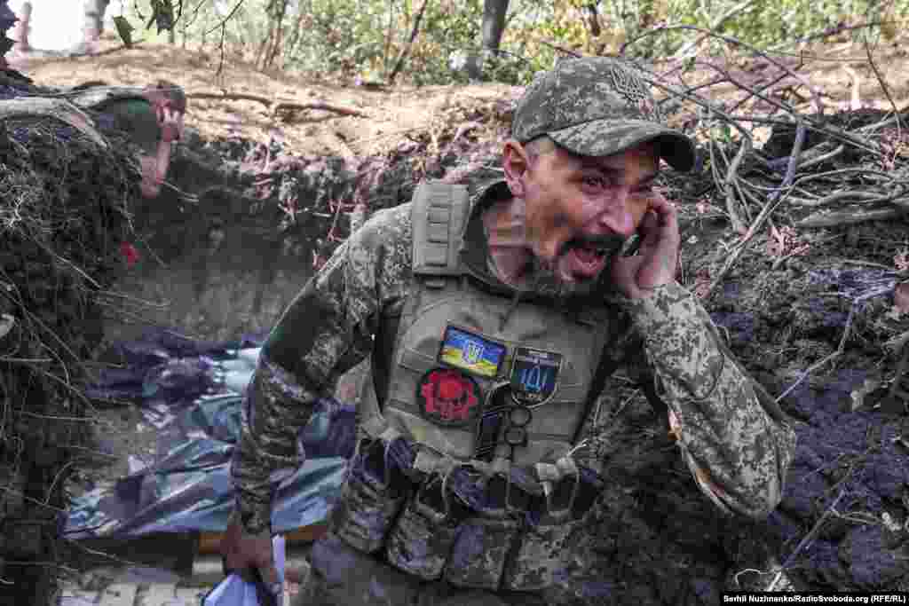 Арцём, 40-гадовы ўкраінскі камандзір, крычыць папярэджаньне перад тым, як яго артылерыйская каманда адкрывае агонь па расейскіх пазыцыях паблізу Пакроўска на пачатку кастрычніка. 