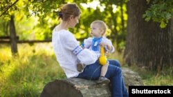 Почесне звання отримали матері, які виховали до восьмирічного віку п’ятьох і більше дітей, – за материнську самовідданість, зразкове виховання дітей і забезпечення умов для їхнього всебічного розвитку