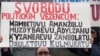 Казахский религиозный беженец во время митинга протеста в Чехии. На плакате написано "Свободу политическим узникам: Мамбетову Аманжолу, Муздыбаеву Адильжану, Кызанбаеву Жанболату, Даулетову Кулмурату". Прага, 7 февраля 2009 года. 