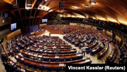 Асамблея звертає увагу на «тривалі хиби в реформах органів юстиції та правоохоронної системи» України, обмежені результати в боротьбі проти корупції та атаки на журналістів