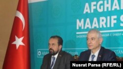 ریها دینی میچ معینِ وزارتِ معارفِ ترکیه (راست) در جریان کنفرانس خبری در کابل. April 20 2019