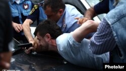 Полицейские подвергают Айка Кюрегяна приводу в полицию, Ереван, 12 июня 2014 г.