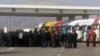 Bakuwyň halkara deňiz portunda Türkmenistanyň Azerbaýjandaky ilçihanasynyň resmileri türkmen ýük ulag sürüjileri bilen duşuşýarlar. 8-nji ýanwar, 2020 ý.