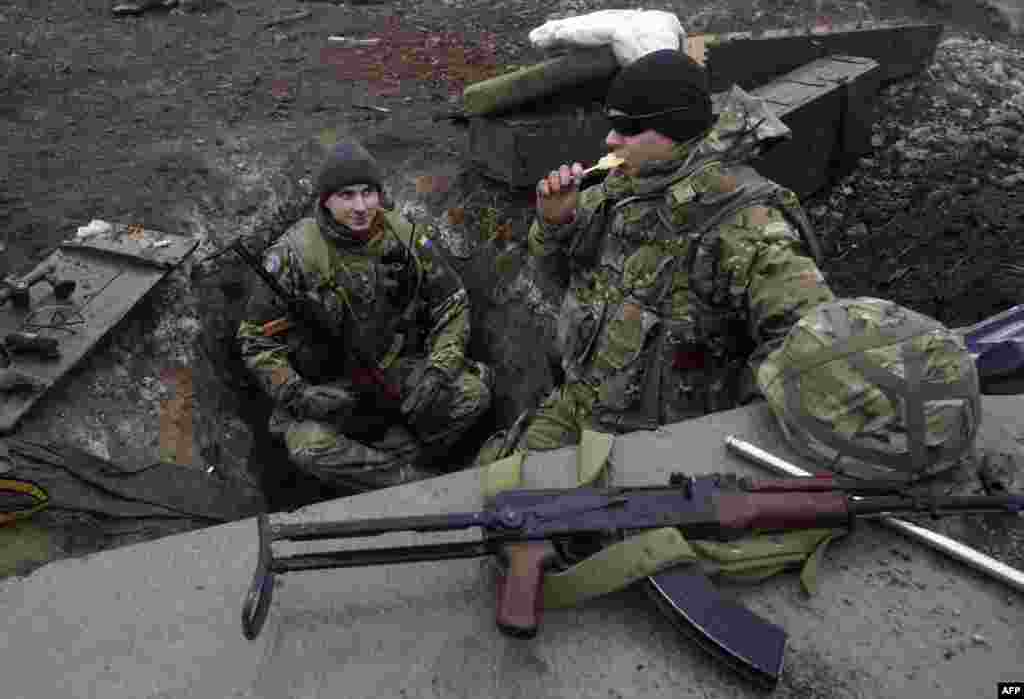 «Кіборги» з цукерками на бойовій позиції біля гідрометеорологічної станції аеропорту Донецька, 11 грудня 2014 року