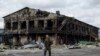 Бойовик угруповання «ДНР» біля зруйнованого внаслідок бойових дій заводу, Нижня Кринка, вересень 2014 року