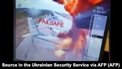 Скріншот із відео ударів СБУ по літаках стратегічної авіації Росії на аеродромі «Белая» в Іркутській області Росії, що межує з Монголією. 1 червня 2025 року 