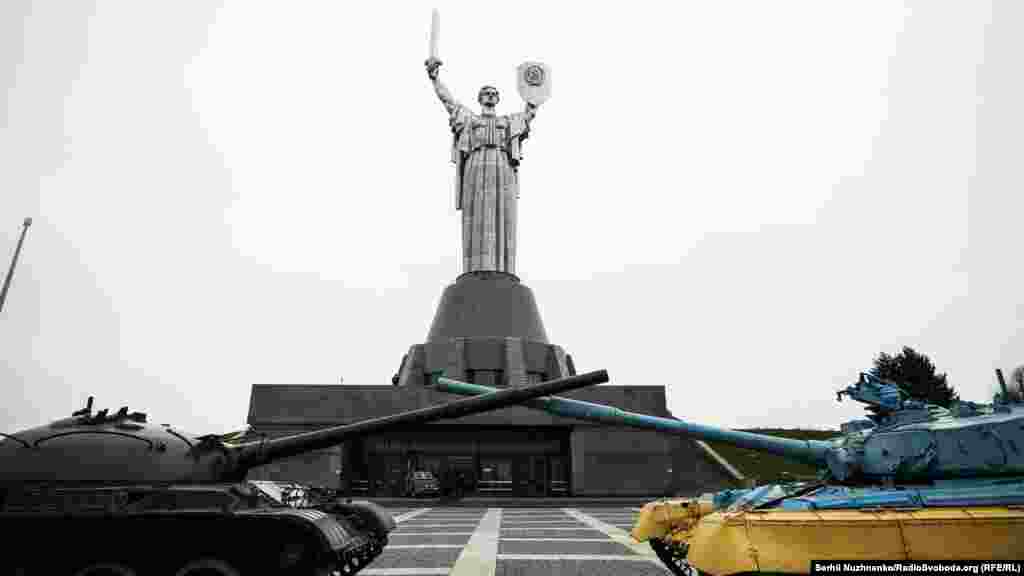 Спочатку пам'ятник замислювався як символ не Батьківщини, а Перемоги, проте назва «Батьківщина-мати» увійшла до ужитку майже відразу ж після зведення