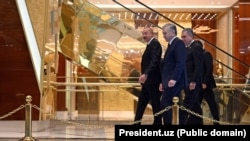 Президент Азербайджана Ильхам Алиев, президент Узбекистана Шавкат Мирзиёев и председатель Халк Маслахаты Туркменистана Гурбангулы Бердымухамедов на трехстороннем саммите. Аваза, 22 августа 2025 года