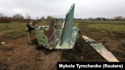 Український військовий сапер оглядає уламки російського бойового літака Су-25, збитого ЗСУ, архівне фото