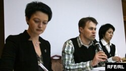 Алена Танкачова (зьлева).