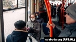 Ілюстрацыйнае фота. У віцебскім аўтобусе ў гадзіну пік, 2 красавіка 2020 году