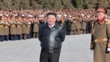 Demirgazyk Koreýanyň lideri Kem Çen Yn harbylar bilen 